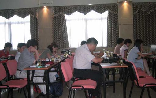 “十一五”中國制造業(yè)信息化技術(shù)及其標(biāo)準(zhǔn)化發(fā)展研討會暨2004年全國工業(yè)自動化系統(tǒng)與集成標(biāo)準(zhǔn)化技術(shù)委員會年會及工業(yè)機(jī)器人標(biāo)準(zhǔn)劃分技術(shù)委員會換屆會，各參會人員聽取演講人員的報告，吸取經(jīng)驗